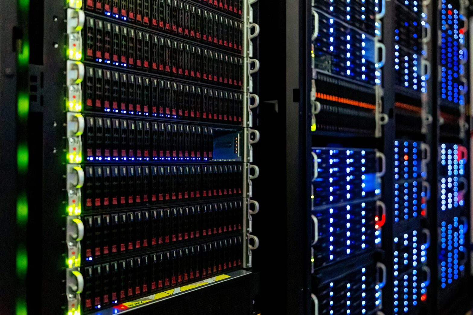 Baies de serveurs dans une salle informatique, façades de disques éclairées